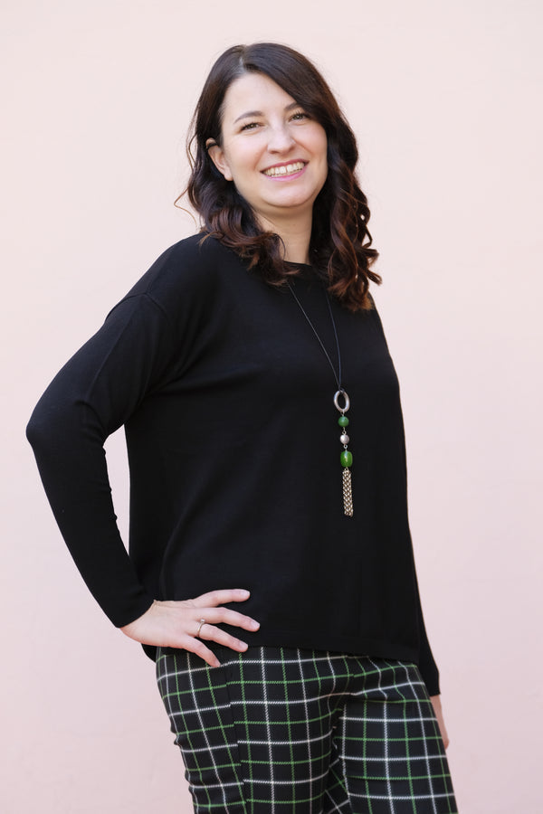 Anis - Maglia di viscosa nera, taglio a scatoletta, girocollo, bottoncini colorati sul dietro