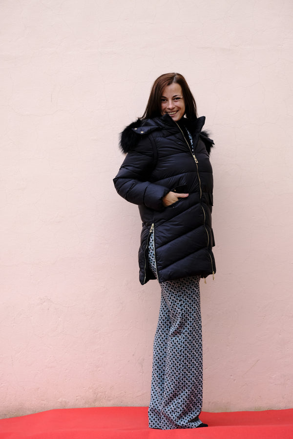 Giulia Valli - Piumino nero, cappuccio e pelo staccabile, zip doppio cursore, maniche staccabili, diventa un comodo gillet.