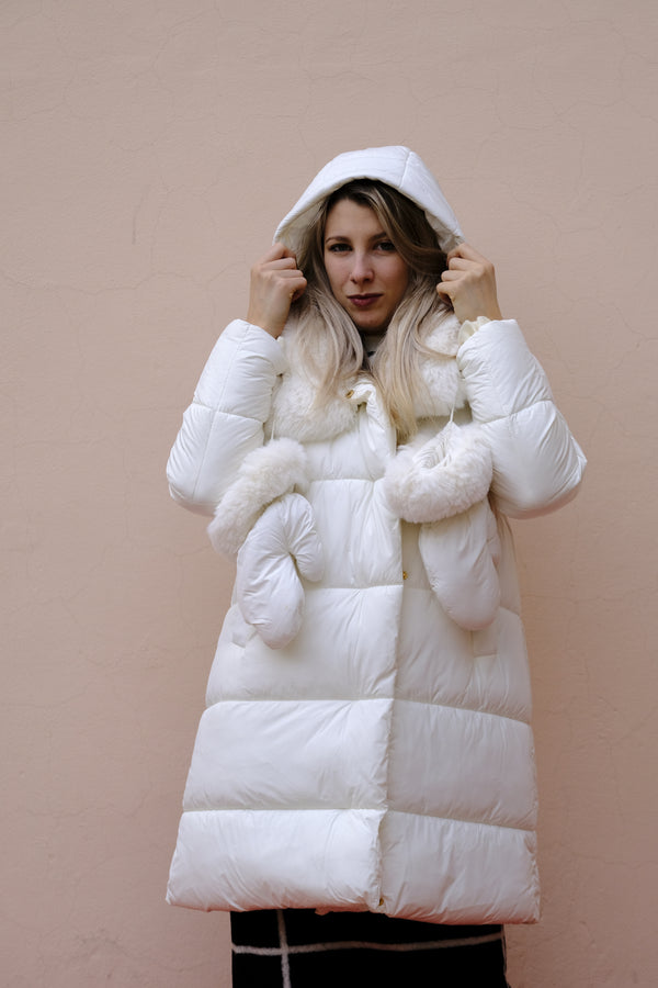 Giulia Valli - Piumino bianco con collo di pelo e cappuccio staccabili, manicotti coordinati.
