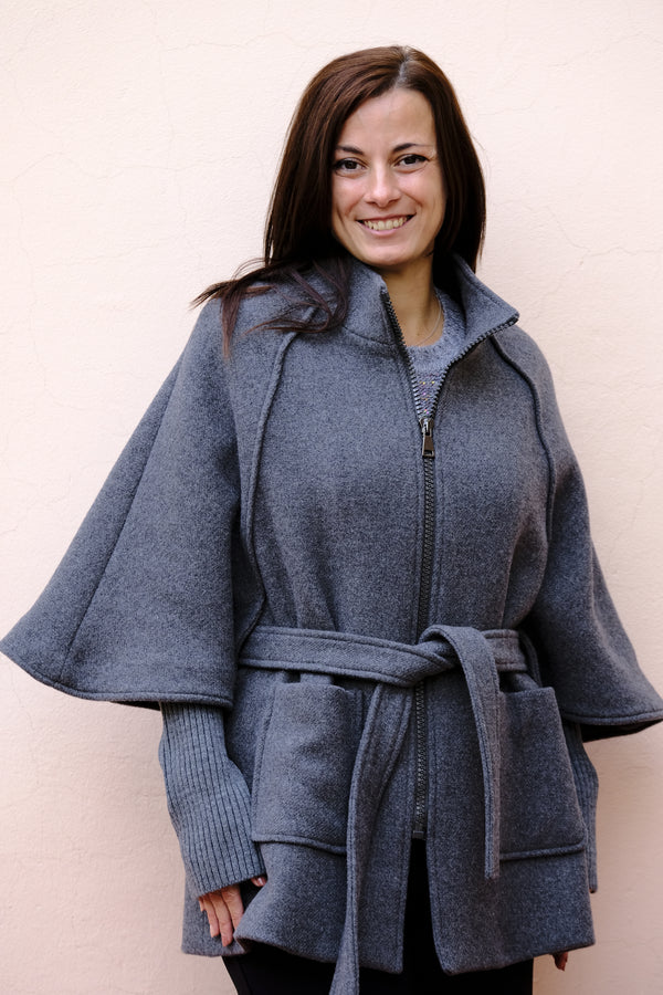 Giulia Valli - Mantella grigia, cinturata, tasche applicate, manicotti in maglia staccabili, foderata.
