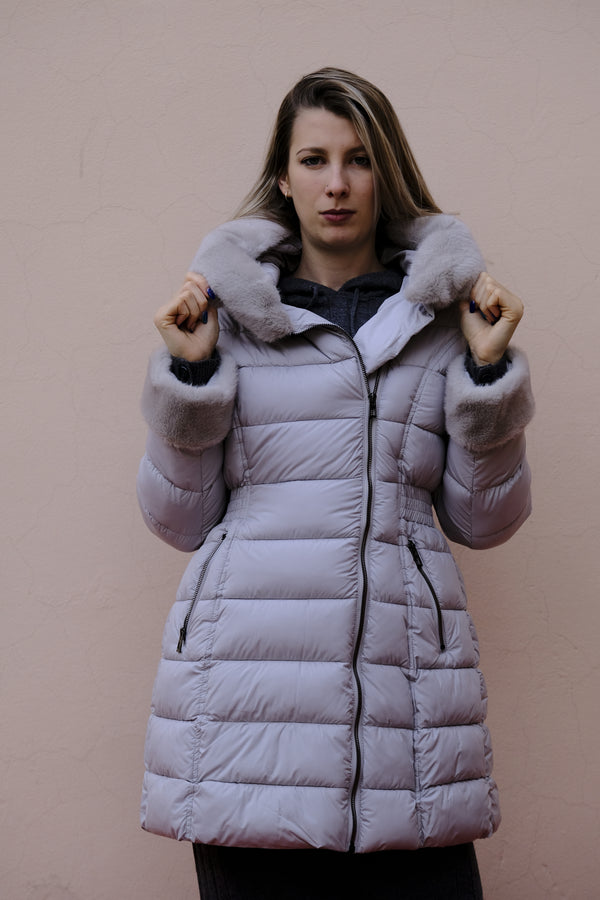 Giulia Valli - Piumino grigio perla con cappuccio non staccabile. Ecopelliccia sul cappuccio e sui polsi staccabile.