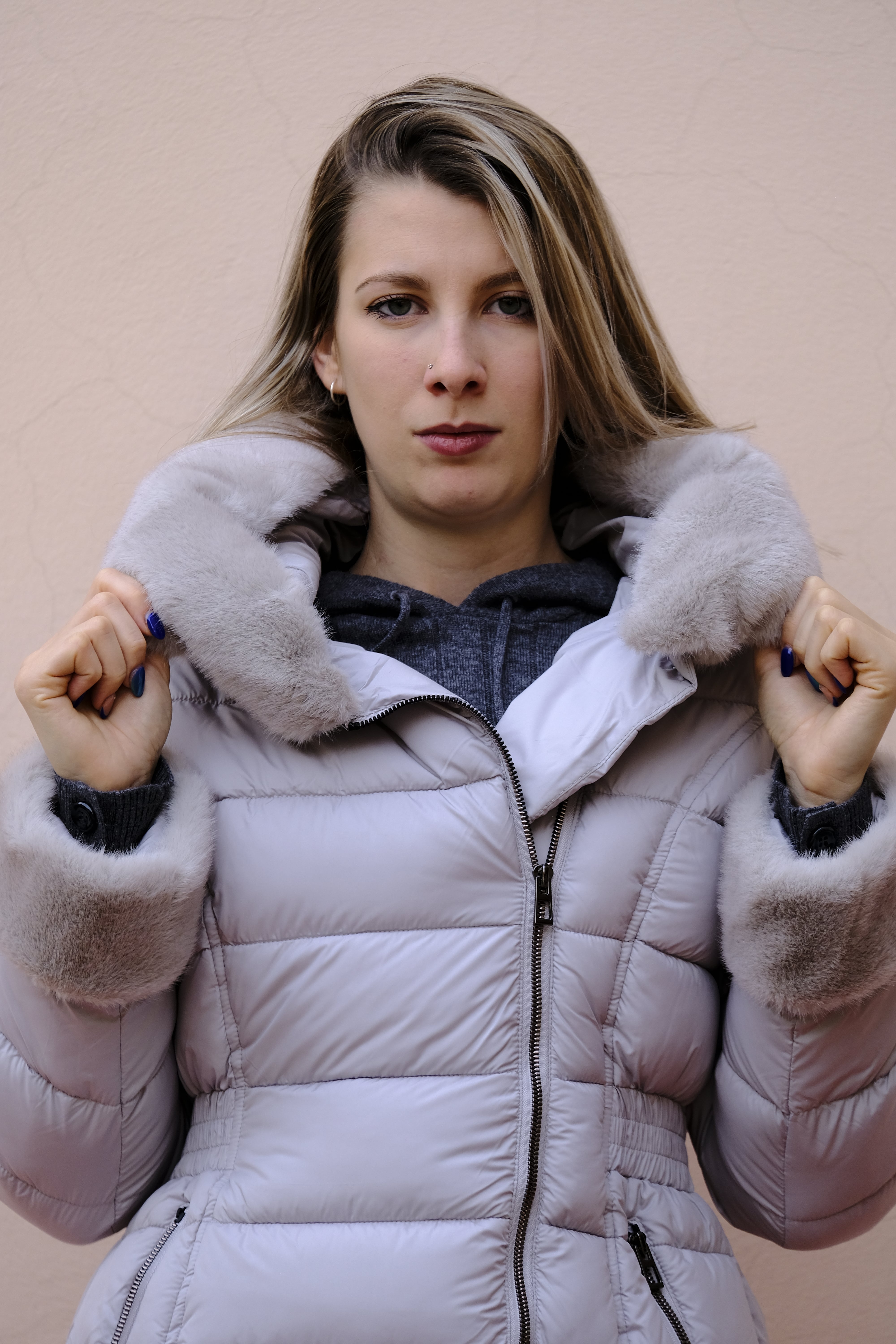 Giulia Valli - Piumino grigio perla con cappuccio non staccabile. Ecopelliccia sul cappuccio e sui polsi staccabile.