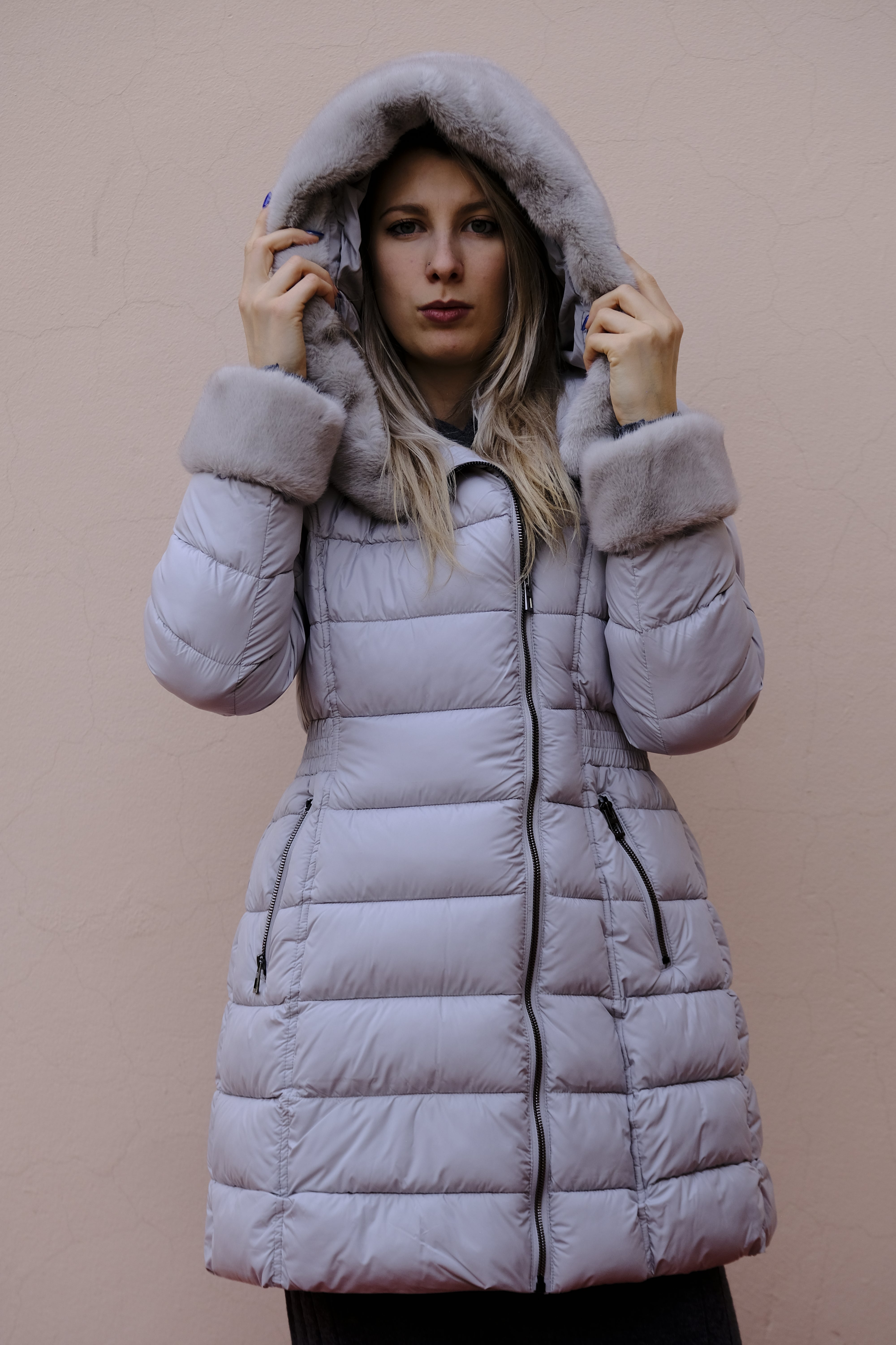 Giulia Valli - Piumino grigio perla con cappuccio non staccabile. Ecopelliccia sul cappuccio e sui polsi staccabile.