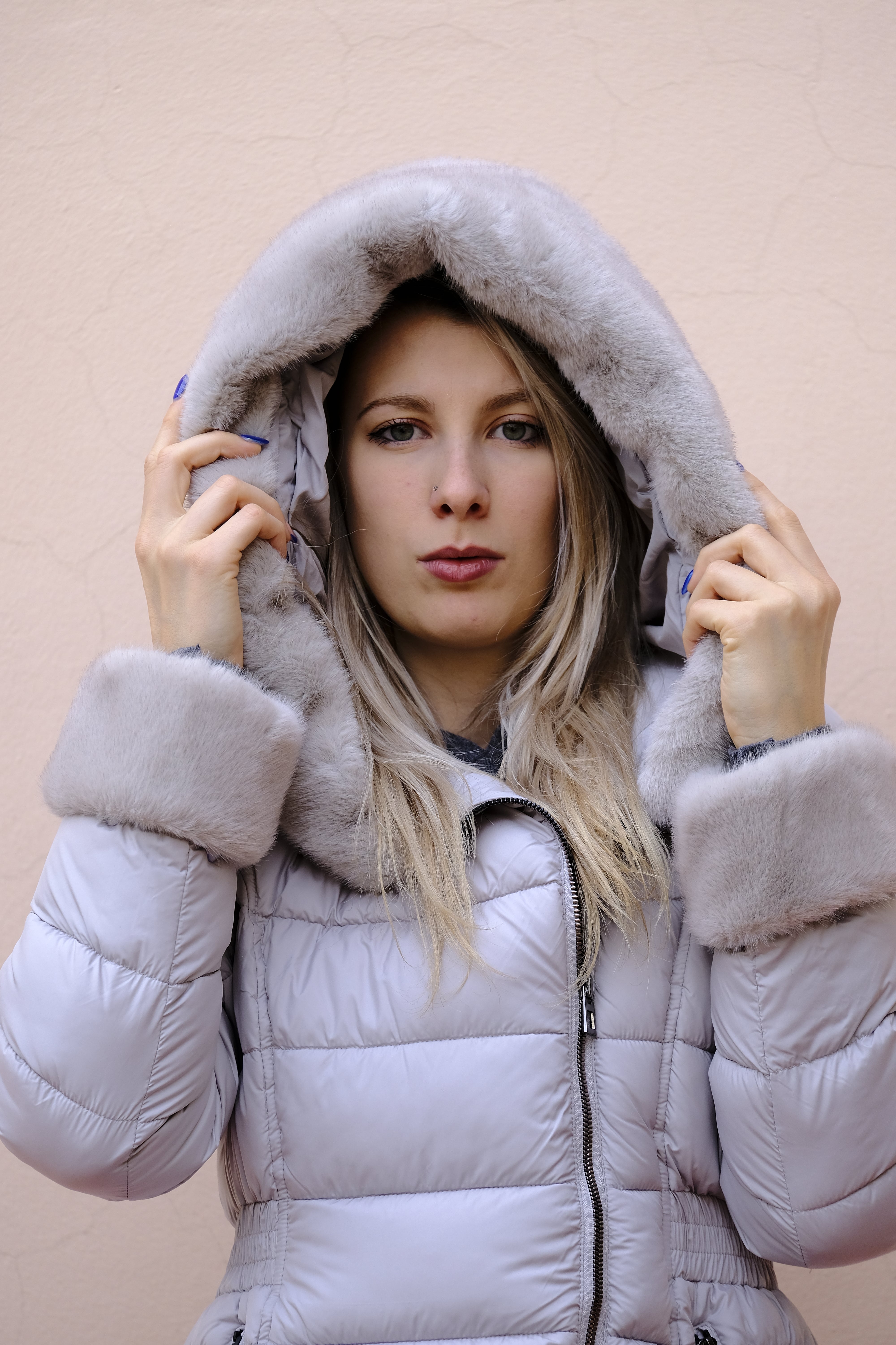 Giulia Valli - Piumino grigio perla con cappuccio non staccabile. Ecopelliccia sul cappuccio e sui polsi staccabile.