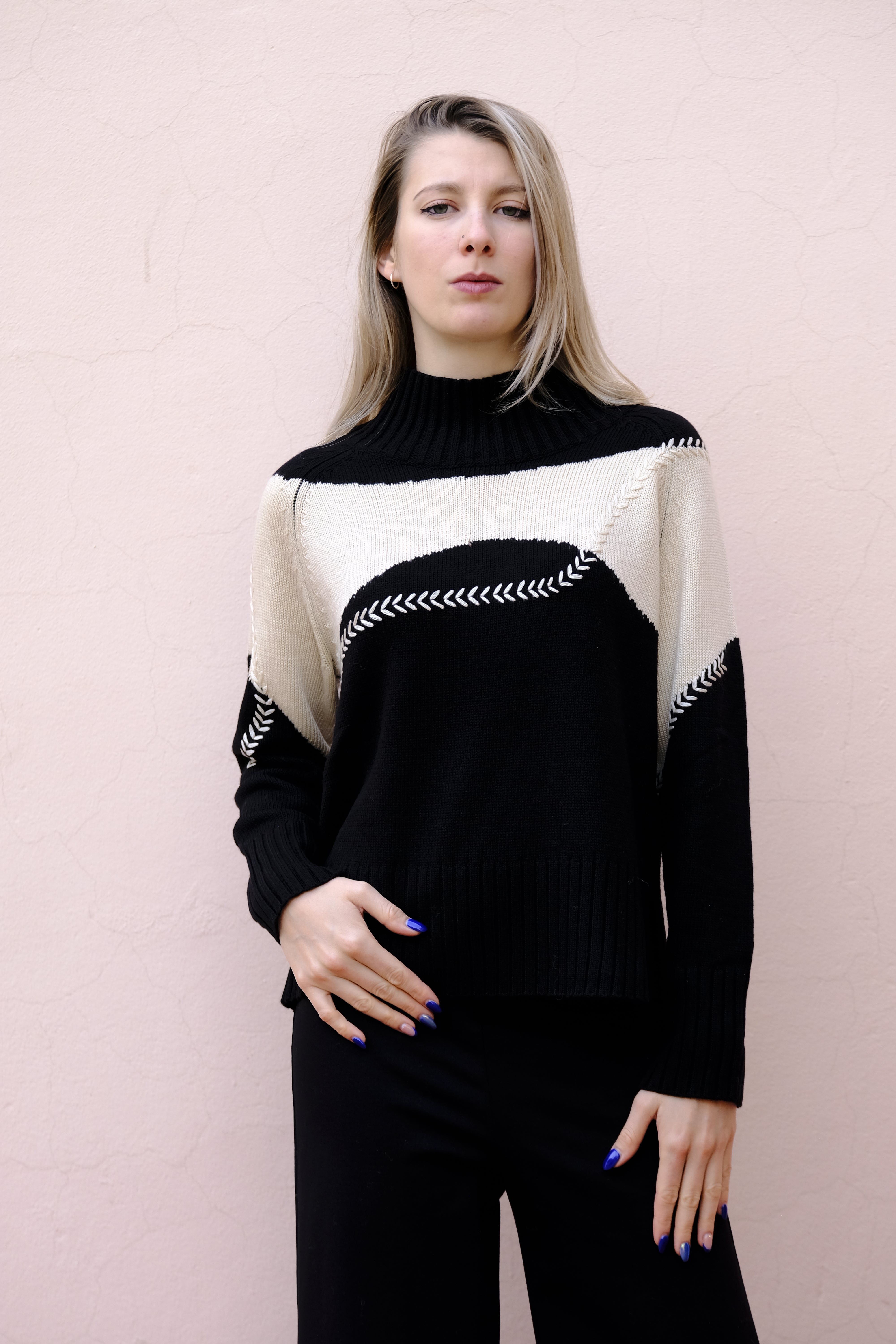 Giulia Valli - Maglia lana, lavorazione ad intarsio, panna e nera.