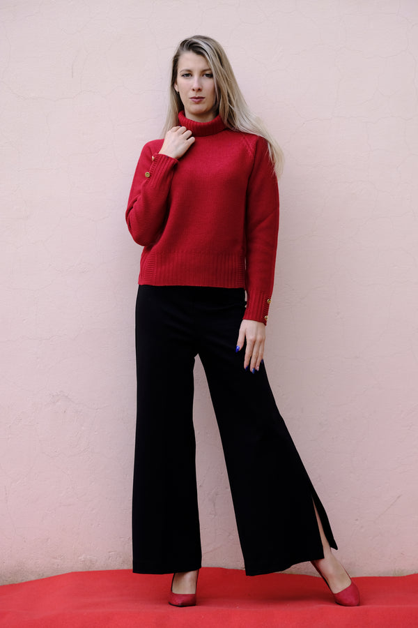 Giulia Valli - Pantalone nero gaucho, spacco laterale alto.