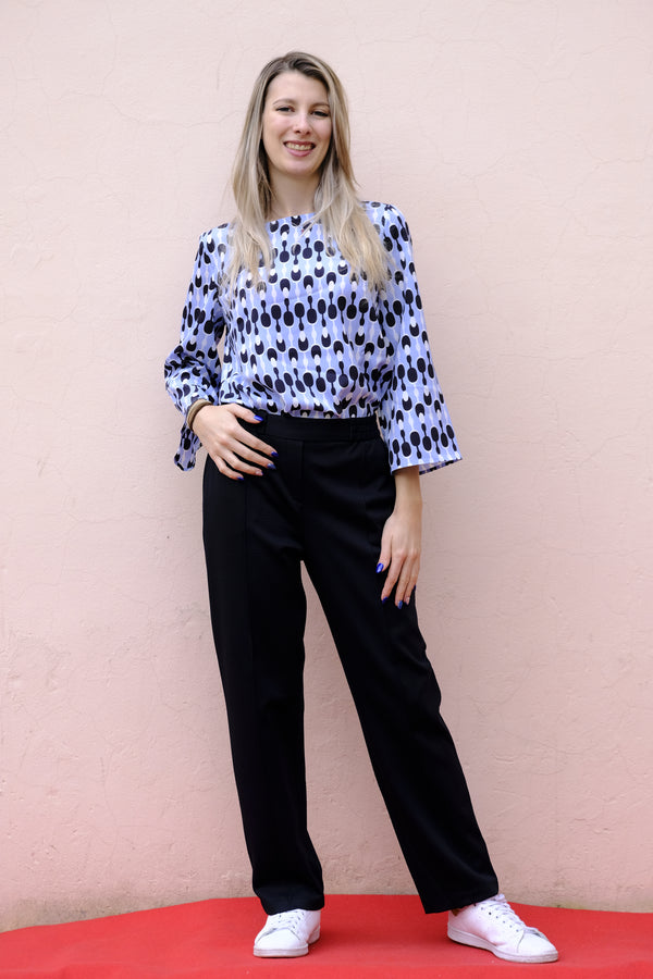 Pennyblack - Blusa stampata in crepe' de Chine, linea diritta e morbida, scollo a barchetta e manica tre quarti, spacchi laterali.