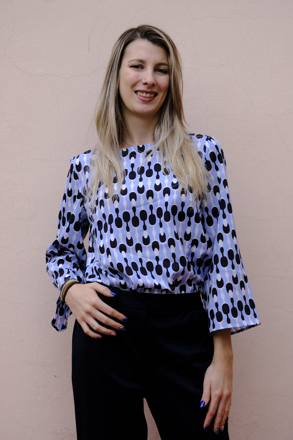 Pennyblack - Blusa stampata in crepe' de Chine, linea diritta e morbida, scollo a barchetta e manica tre quarti, spacchi laterali.