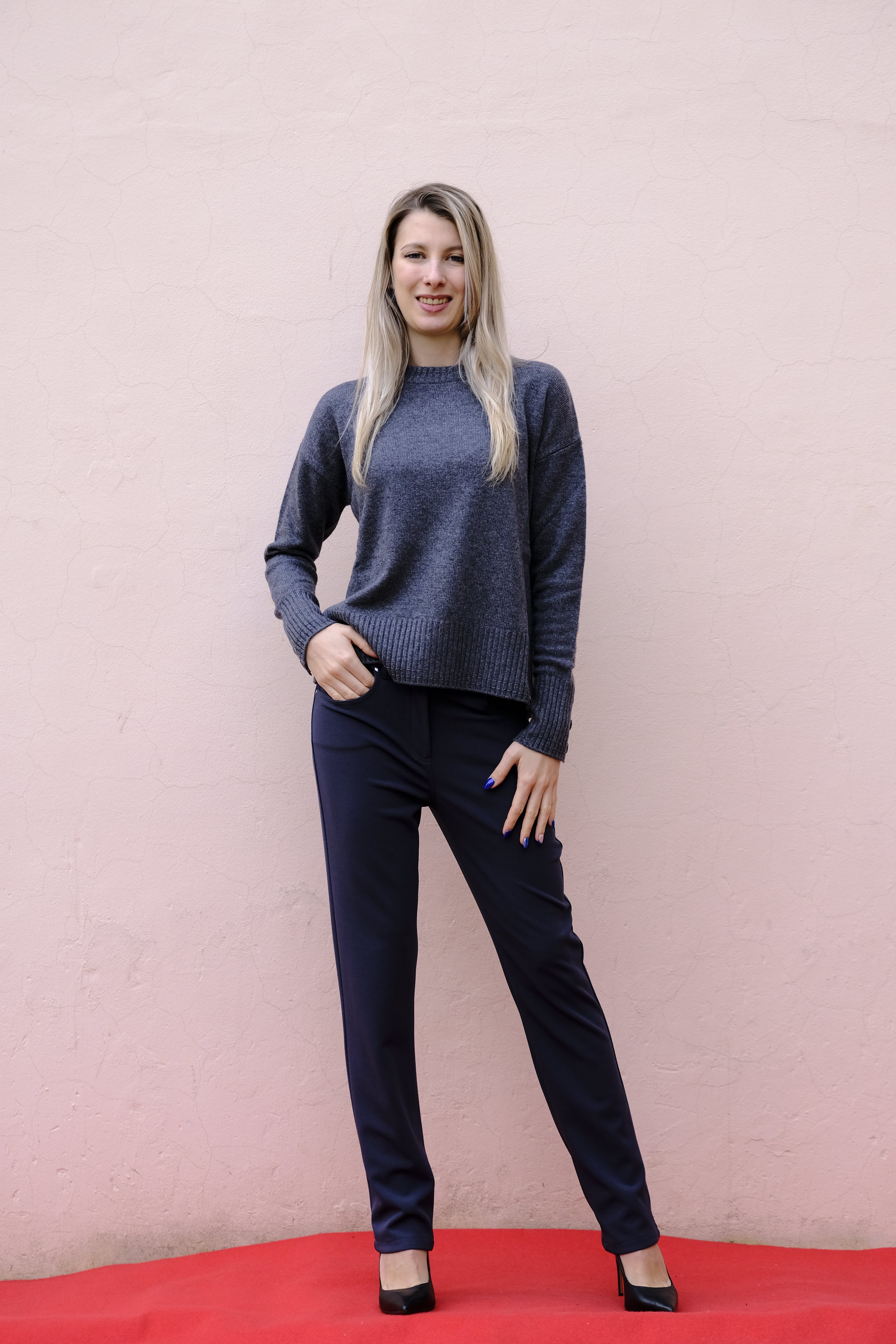 Pennyblack - Maglia boxy fit, girocollo grigio antracite, spacchi e bottoni ai polsi, linea diritta e morbida.