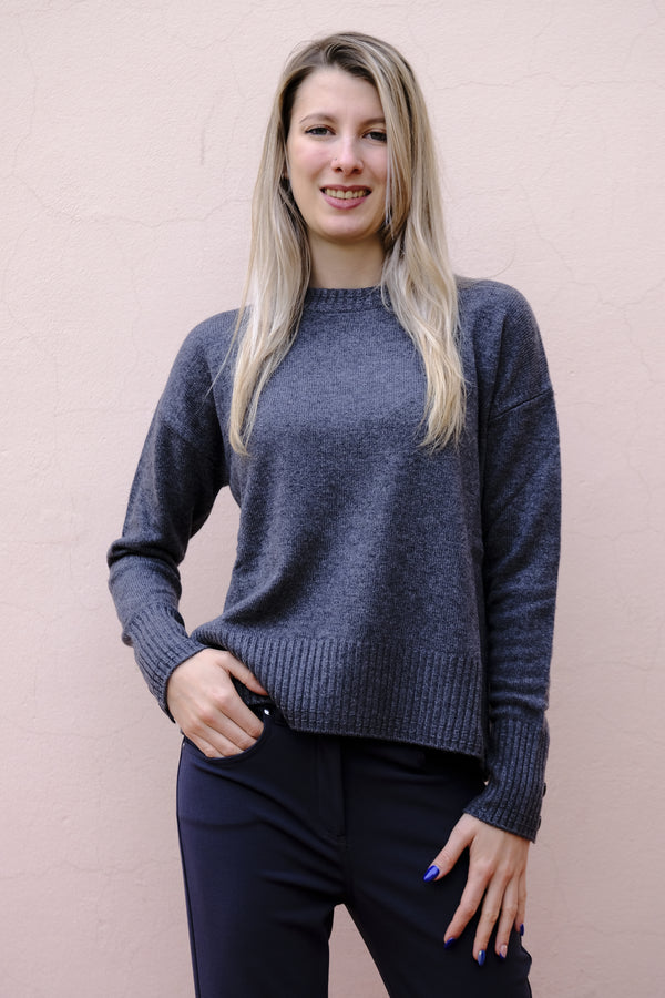 Pennyblack - Maglia boxy fit, girocollo grigio antracite, spacchi e bottoni ai polsi, linea diritta e morbida.