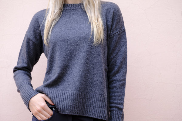 Pennyblack - Maglia boxy fit, girocollo grigio antracite, spacchi e bottoni ai polsi, linea diritta e morbida.