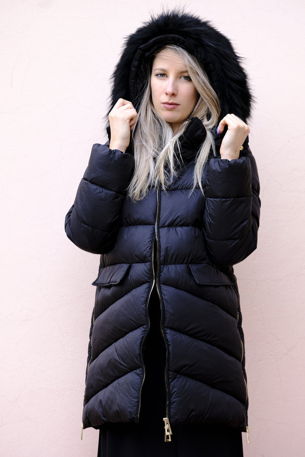 Giulia Valli - Piumino nero, cappuccio e pelo staccabile, zip doppio cursore, maniche staccabili, diventa un comodo gillet.