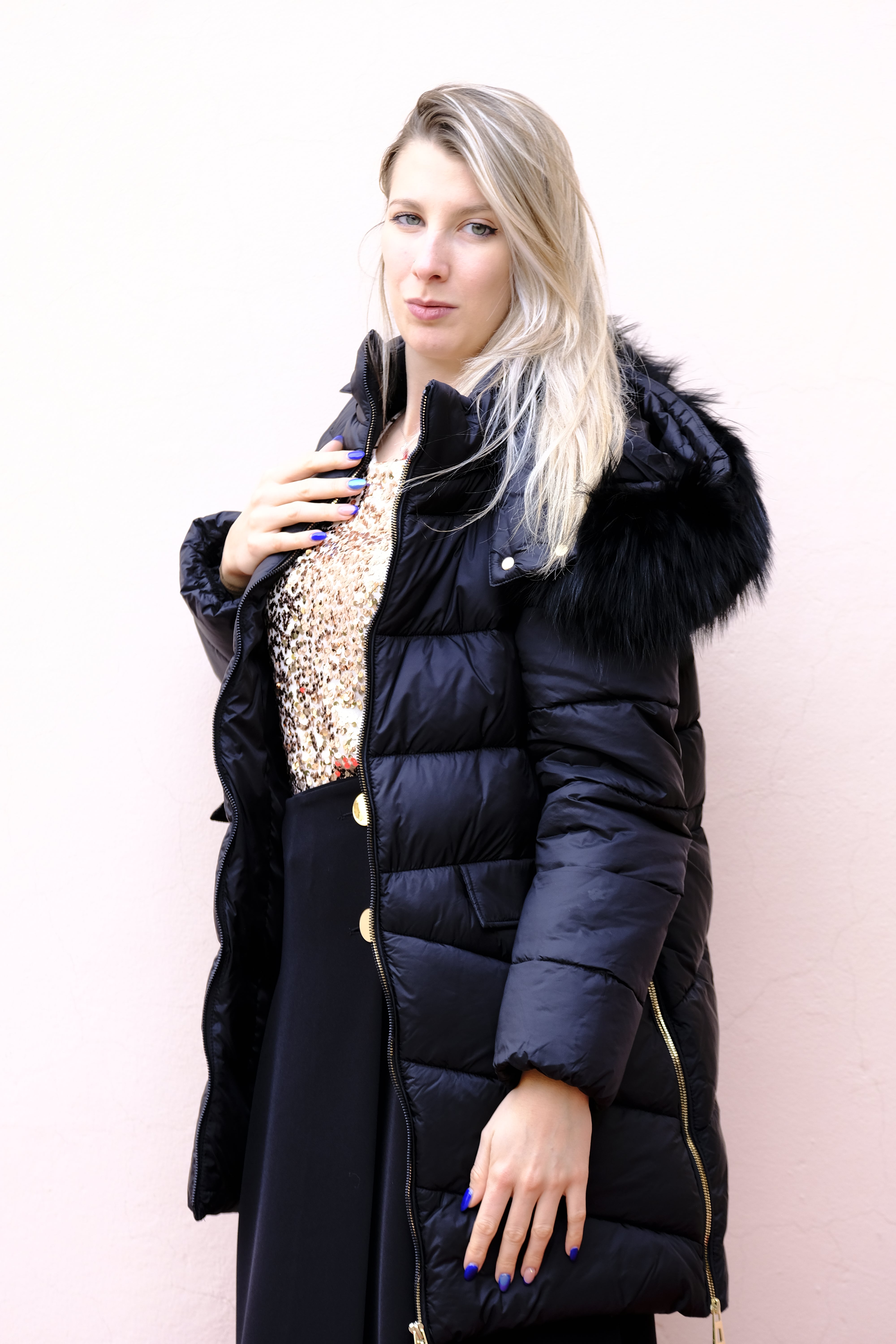 Giulia Valli - Piumino nero, cappuccio e pelo staccabile, zip doppio cursore, maniche staccabili, diventa un comodo gillet.