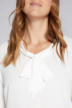 Carica l&#39;immagine nel visualizzatore di Gallery, Luisa Viola - Blusa bianca in doppia georgette e jersey, con fiocco staccabile
