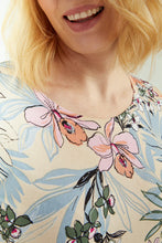 Carica l&#39;immagine nel visualizzatore di Gallery, Luisa Viola - Maglia girocollo di viscosa, disegno floreale, mezza manica, linea leggermente affiancata
