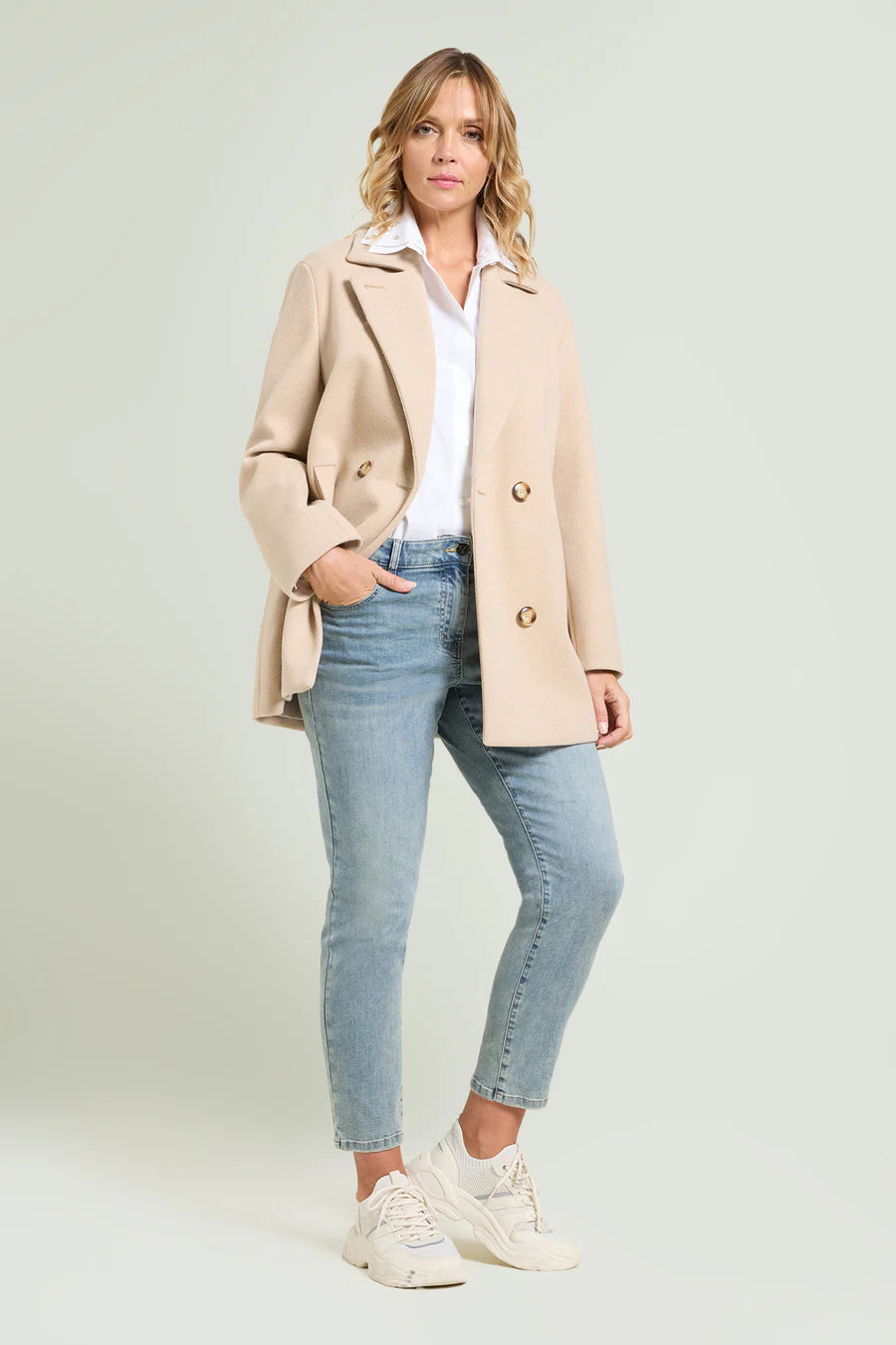 Luisa Viola - Giaccone doppiopetto in tessuto diagonale. linea dritta, chiusura con bottoni, tasche inclinate, foderato.