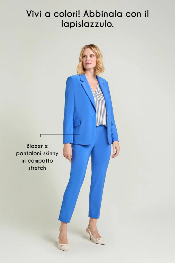 Luisa Viola - Blusa fantasia con fondo bianco seta e gessatura blu e lapislazzulo. Scollo V, manica corta a kimono.