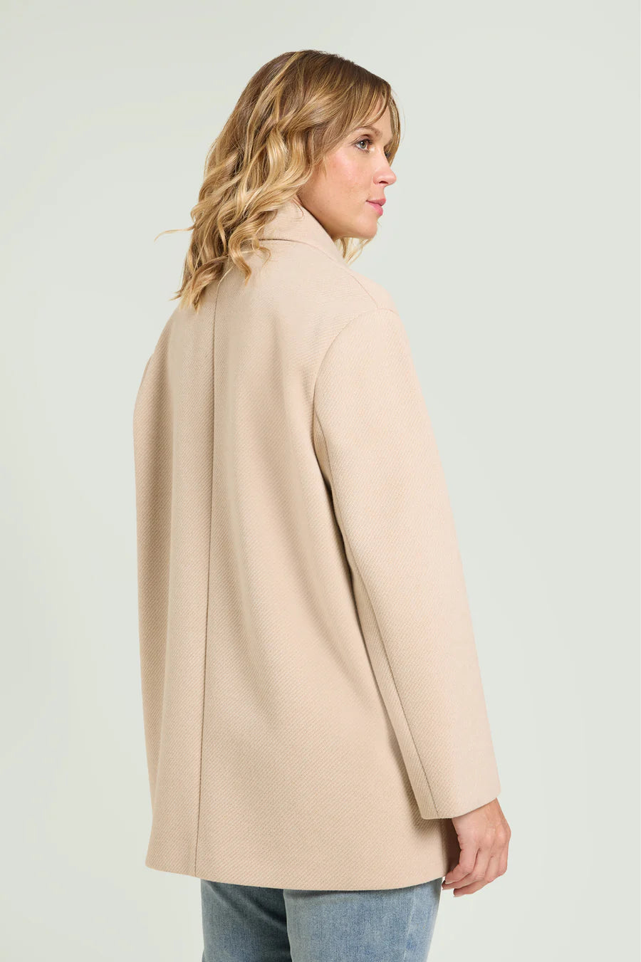 Luisa Viola - Giaccone doppiopetto in tessuto diagonale. linea dritta, chiusura con bottoni, tasche inclinate, foderato.