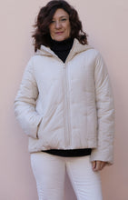 Carica l&#39;immagine nel visualizzatore di Gallery, Diana Gallesi - Piumino zippato color panna con cappuccio - shopmonicamoda
