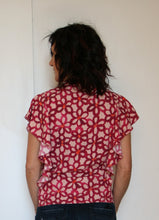 Carica l&#39;immagine nel visualizzatore di Gallery, NERO GIARDINI camicia fiori rossi retro
